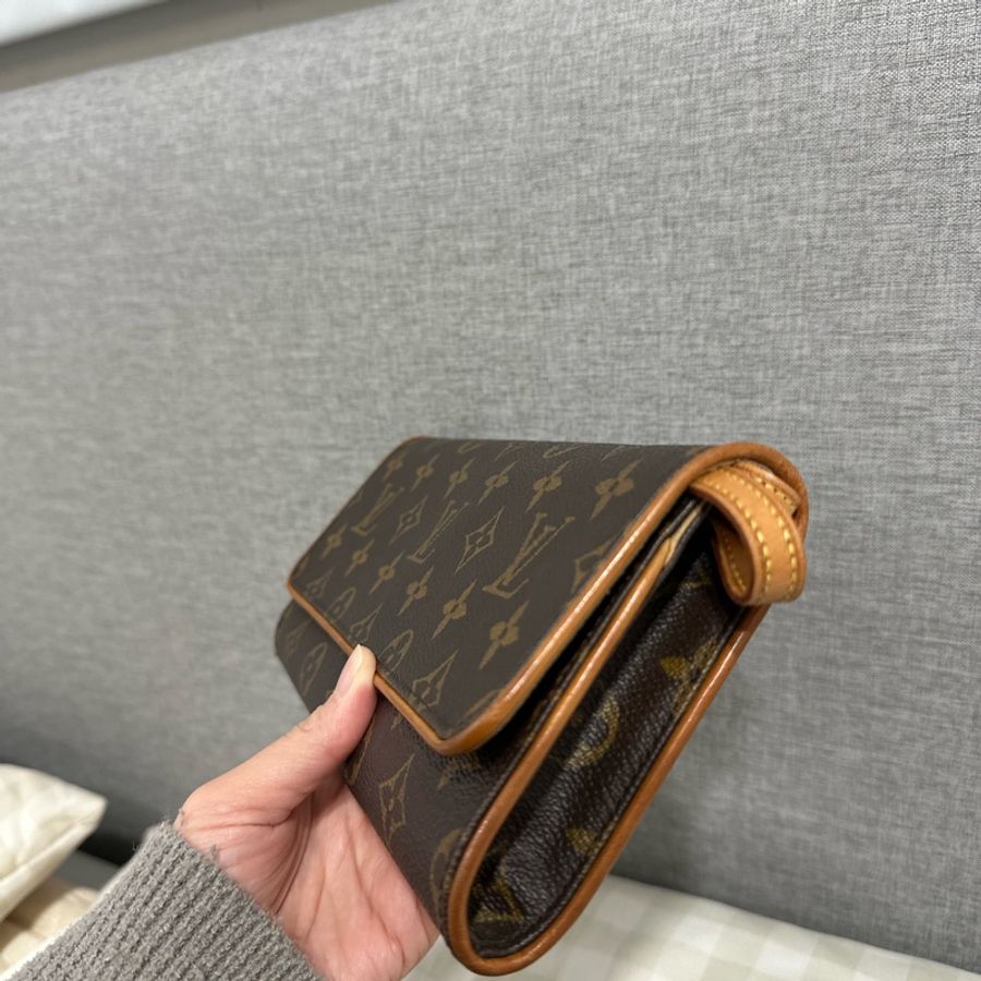 LV 櫃姐信封包-1