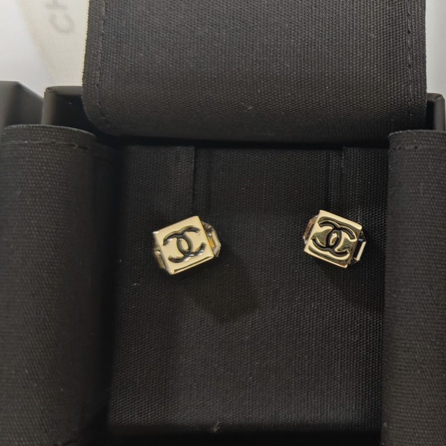 Chanel earrings 25C 新款耳環 CC立體方糖型閃石 淡金配黑字方塊 耳釘-3