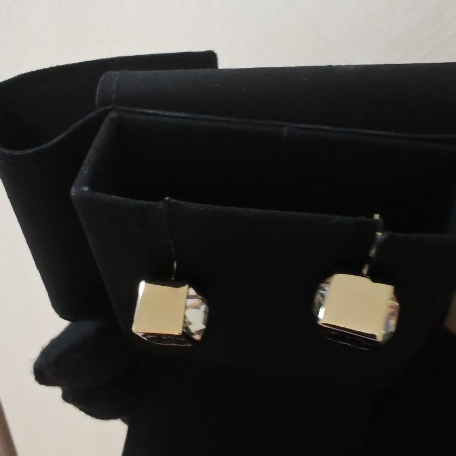 Chanel earrings 25C 新款耳環 CC立體方糖型閃石 淡金配黑字方塊 耳釘-11