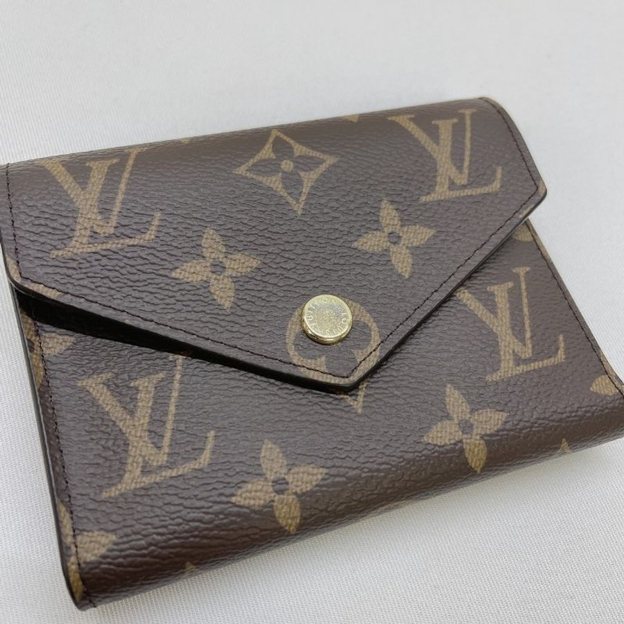LV 全新Victorine老花紫紅信封三折短夾-10