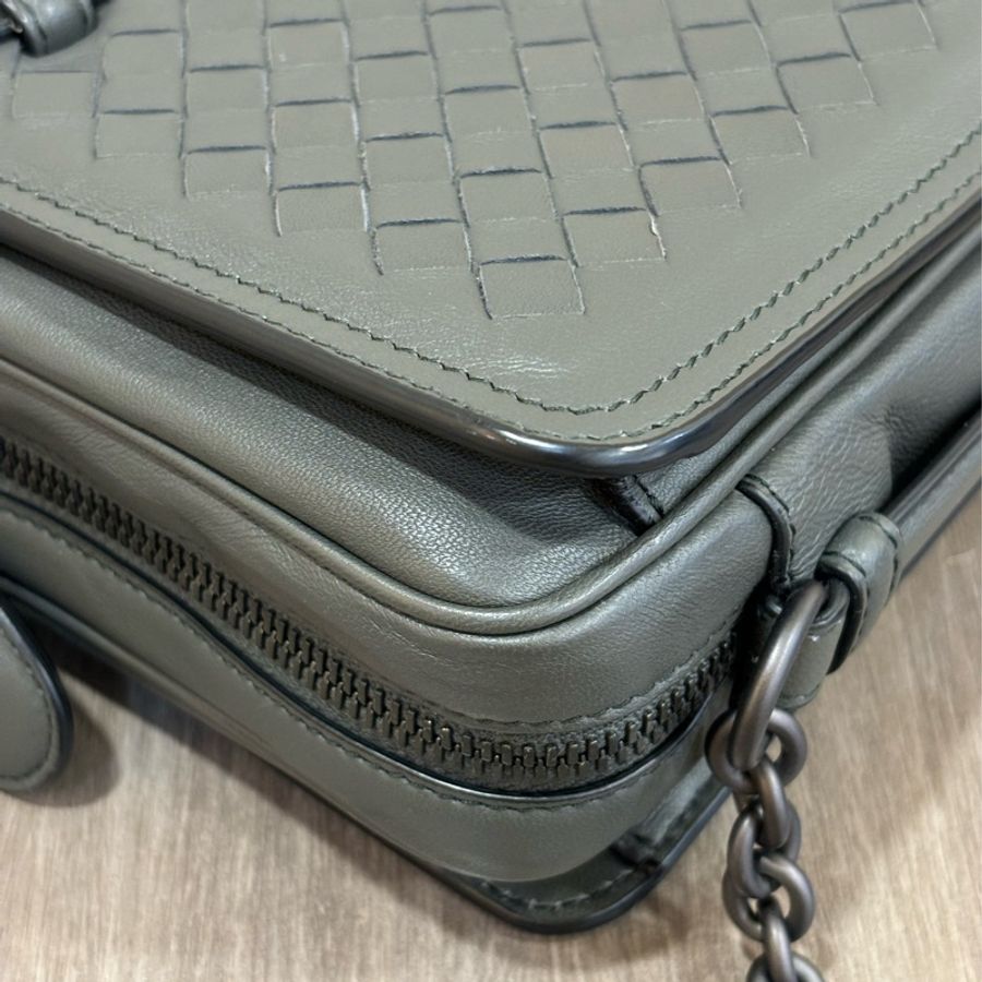 BOTTEGA VENETA BV 鐵灰色 編織 拉鍊 三層 肩背包 斜背包 航空包 郵差包-12