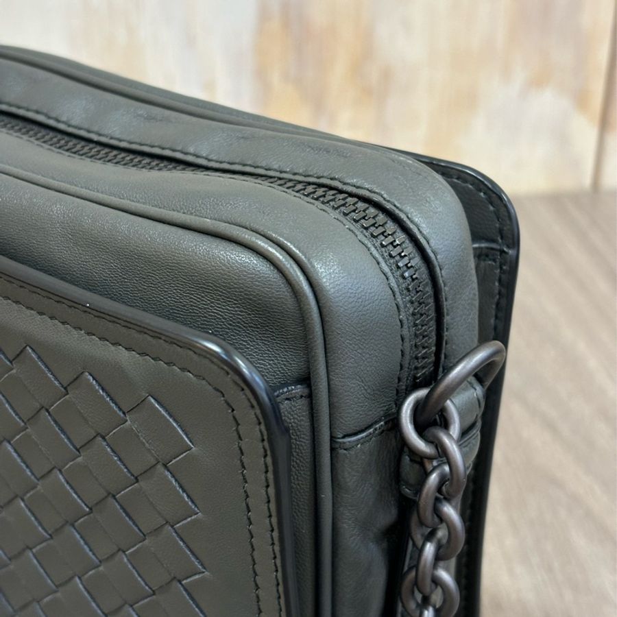 BOTTEGA VENETA BV 鐵灰色 編織 拉鍊 三層 肩背包 斜背包 航空包 郵差包-14