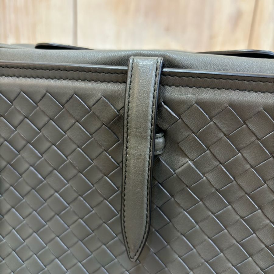 BOTTEGA VENETA BV 鐵灰色 編織 拉鍊 三層 肩背包 斜背包 航空包 郵差包-21