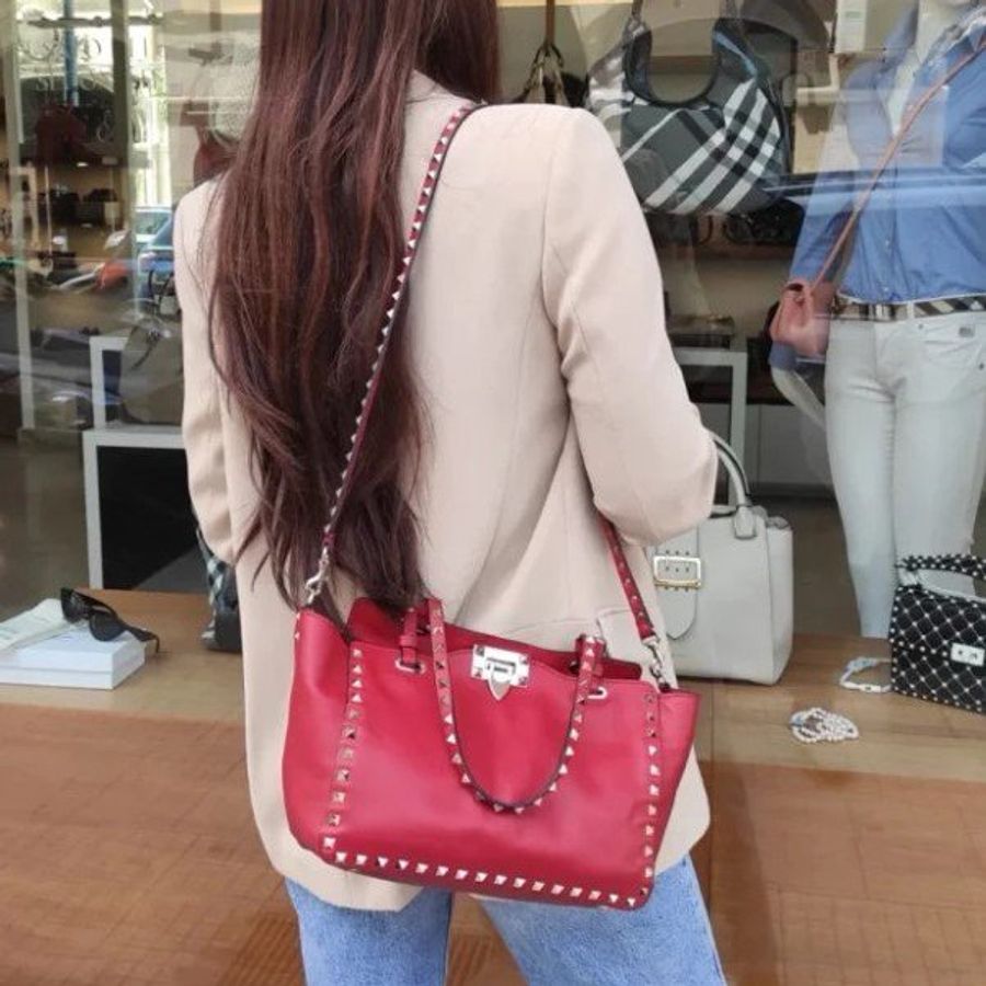 Valentino 范倫鐵諾 Rockstud 鉚釘包 莓果紅色 金色鉚釘 蝙蝠包 手提包 斜背包 肩背包 側背包-4
