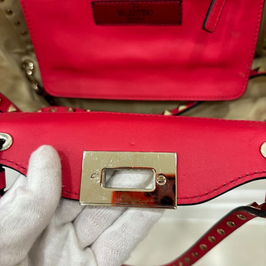 Valentino 范倫鐵諾 Rockstud 鉚釘包 莓果紅色 金色鉚釘 蝙蝠包 手提包 斜背包 肩背包 側背包-10