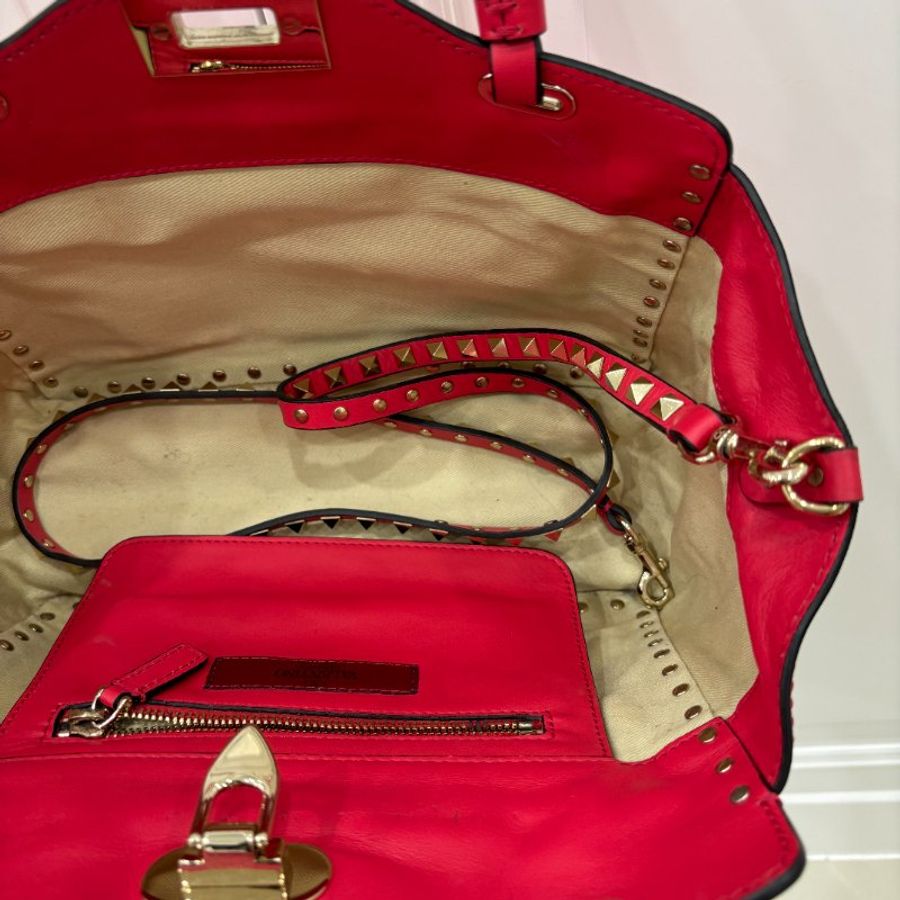 Valentino 范倫鐵諾 Rockstud 鉚釘包 莓果紅色 金色鉚釘 蝙蝠包 手提包 斜背包 肩背包 側背包-37