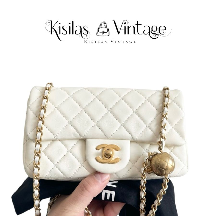 Chanel Lambskin 羊皮白色金球-0