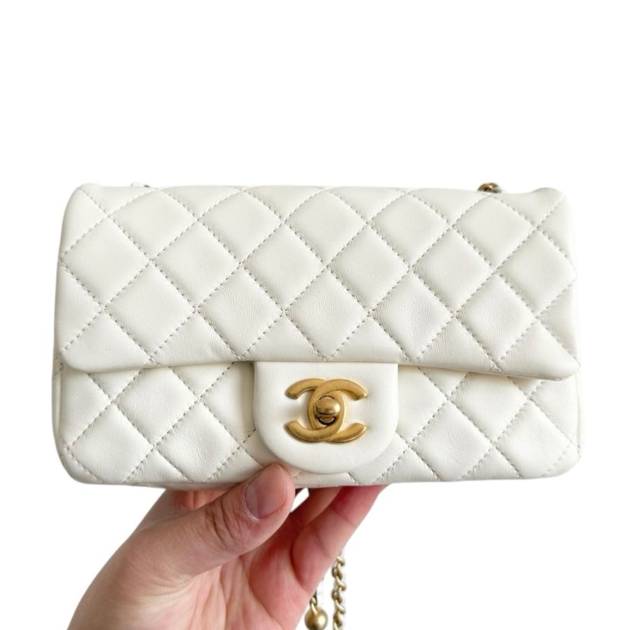 Chanel Lambskin 羊皮白色金球-1
