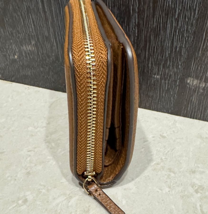 TORY BURCH 浮雕LOGO 荔枝紋荔枝紋釦式對折短夾-焦糖色-7