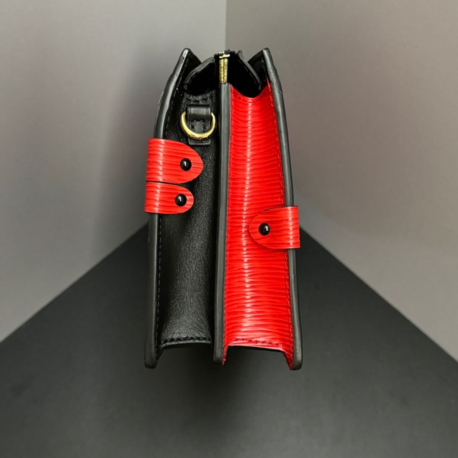 (極新膠膜未撕 全配🎁) LV Epi Trunk Clutch 專櫃最新RFID晶片款 軟盒包 斜背包-12