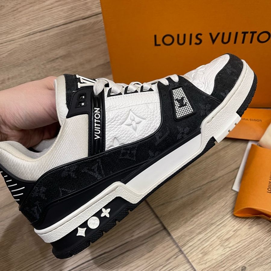 出清優惠價‼️LV Trainer 黑老花經典配色運動鞋(購證、配件齊全)-23