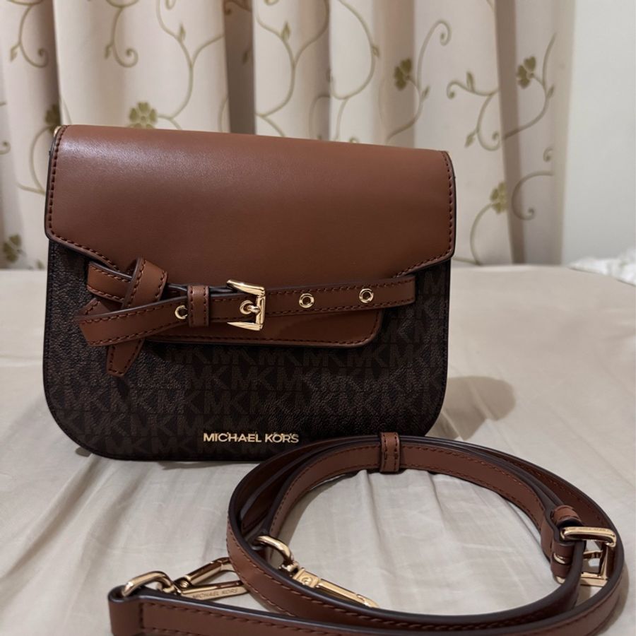 Michael Kors Emilia 荔枝紋皮革綁結釦飾斜背包(經典咖）-0