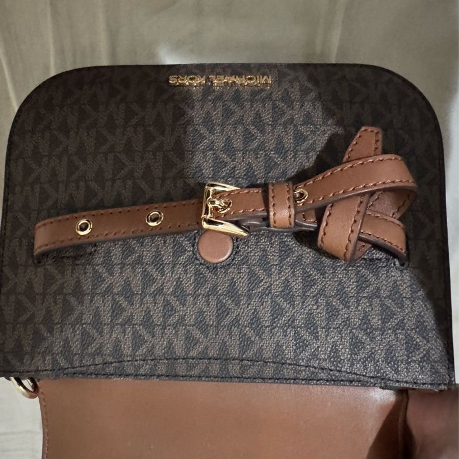 Michael Kors Emilia 荔枝紋皮革綁結釦飾斜背包(經典咖）-2