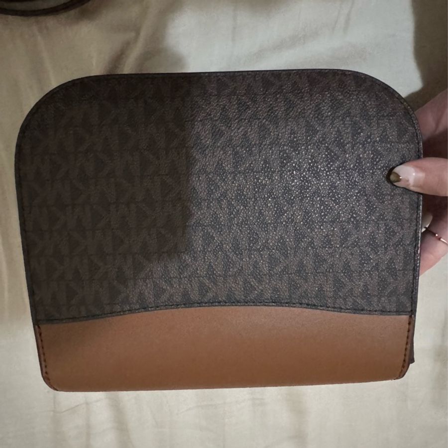 Michael Kors Emilia 荔枝紋皮革綁結釦飾斜背包(經典咖）-3