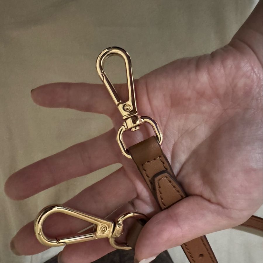 Michael Kors Emilia 荔枝紋皮革綁結釦飾斜背包(經典咖）-4