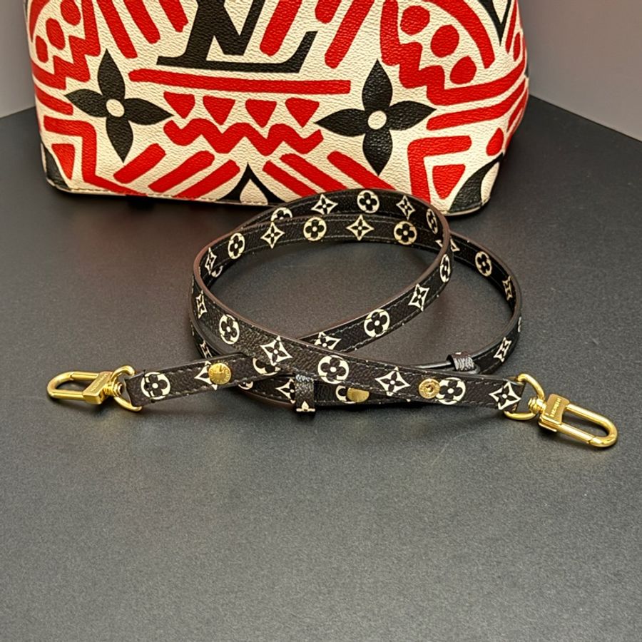 (全新全配🎁 情人節限定塗鴉) LV Crafty Neonoe 最新RFID晶片款 專櫃熱騰騰抱出 斜背包 水桶包-15