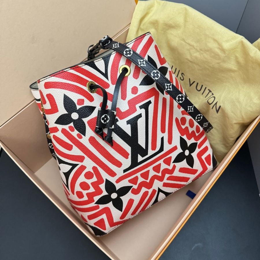 (全新全配🎁 情人節限定塗鴉) LV Crafty Neonoe 最新RFID晶片款 專櫃熱騰騰抱出 斜背包 水桶包-31