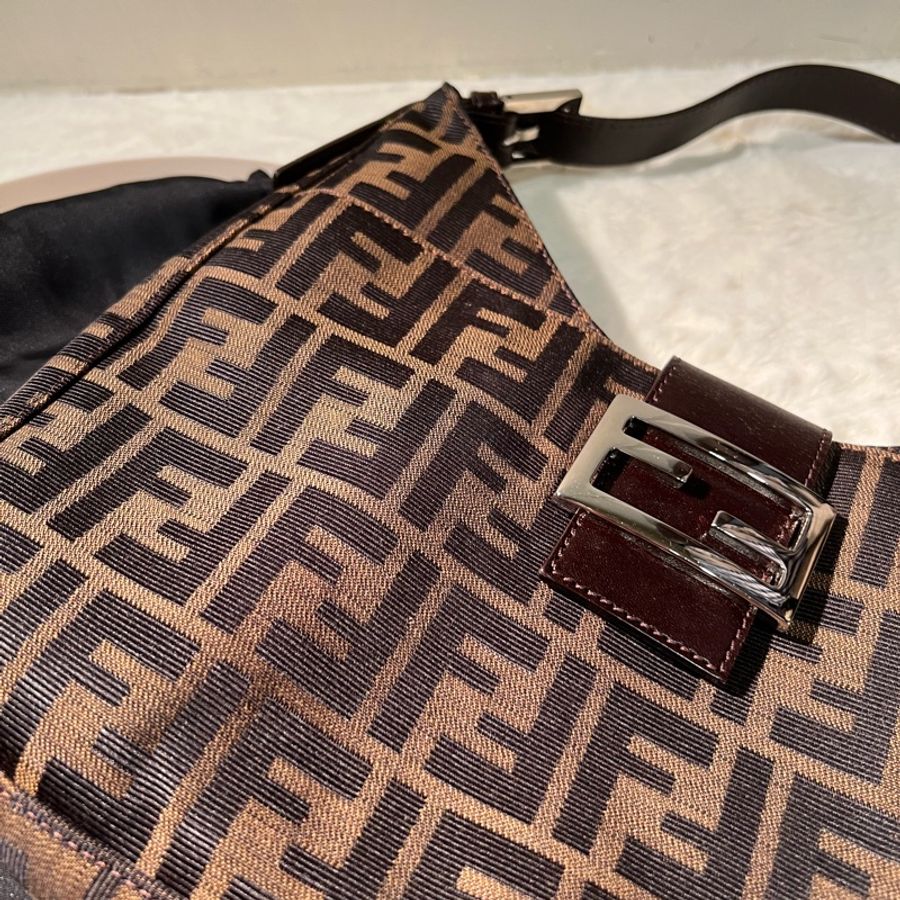 [Fendi] Fendi V口牛角法棍腋下包 老花-4