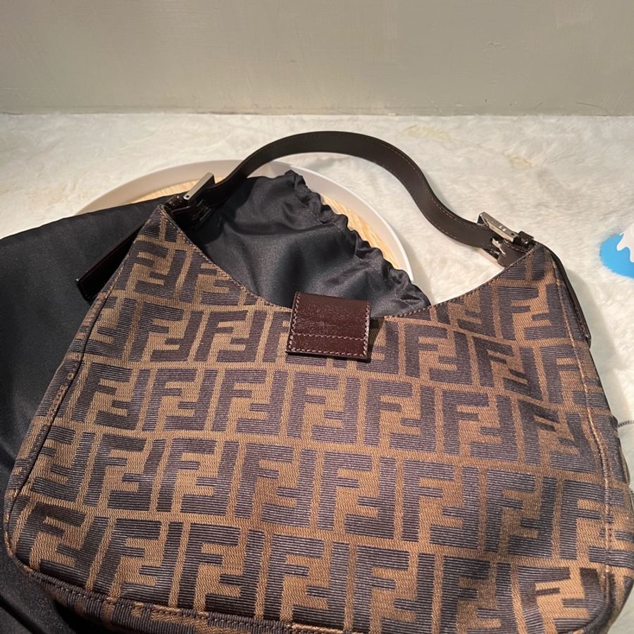 [Fendi] Fendi V口牛角法棍腋下包 老花-6