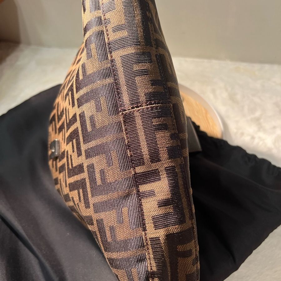 [Fendi] Fendi V口牛角法棍腋下包 老花-7