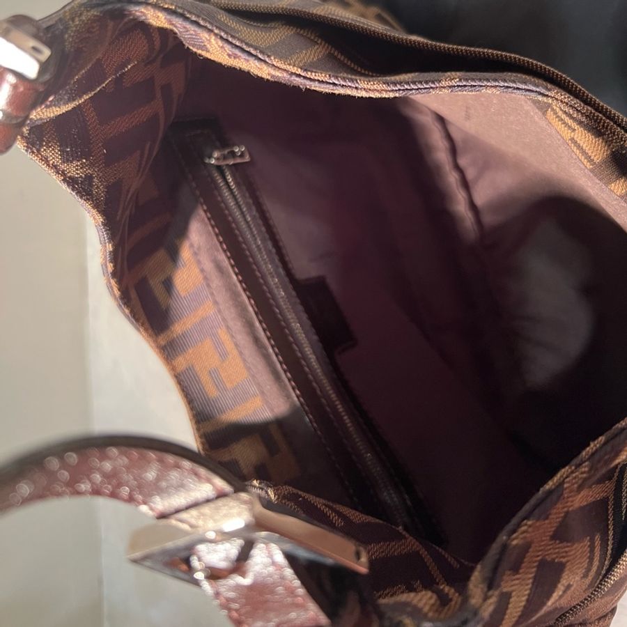 [Fendi] Fendi V口牛角法棍腋下包 老花-8