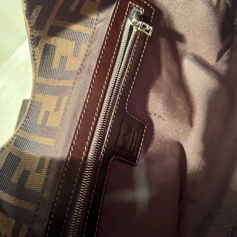 [Fendi] Fendi V口牛角法棍腋下包 老花-10