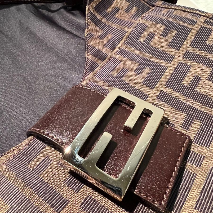 [Fendi] Fendi V口牛角法棍腋下包 老花-11