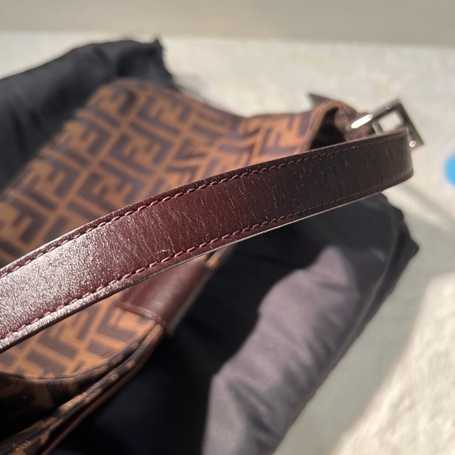 [Fendi] Fendi V口牛角法棍腋下包 老花-13