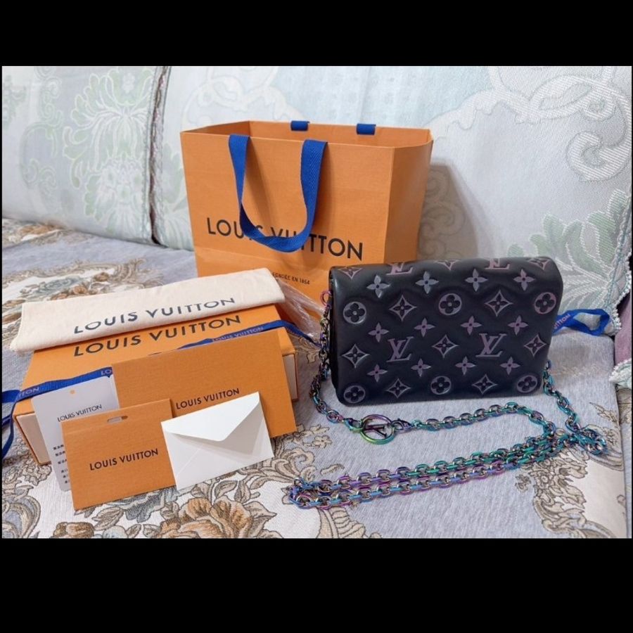 這款包包是路易威登(Louis Vuitton)Twist MM 系列,具有標誌性的LV旋轉鎖扣和Monogram圖案。從設計特徵和炫彩金屬鏈條來看,這款包可能是Twist MM Rainbow Hardware特別版,該系列以特殊的虹彩金屬鏈條和經典黑色Epi皮革聞名,並保留了品牌經典的奢華感與現代設計元素。-3