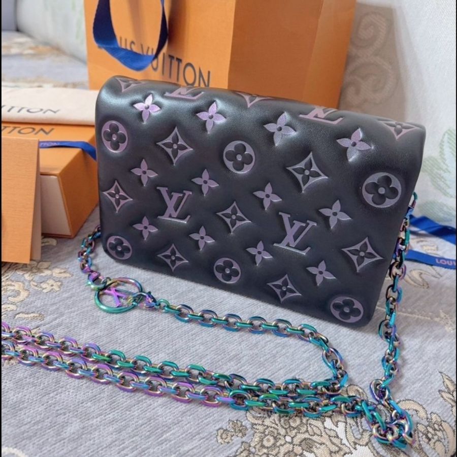 這款包包是路易威登(Louis Vuitton)Twist MM 系列,具有標誌性的LV旋轉鎖扣和Monogram圖案。從設計特徵和炫彩金屬鏈條來看,這款包可能是Twist MM Rainbow Hardware特別版,該系列以特殊的虹彩金屬鏈條和經典黑色Epi皮革聞名,並保留了品牌經典的奢華感與現代設計元素。-7