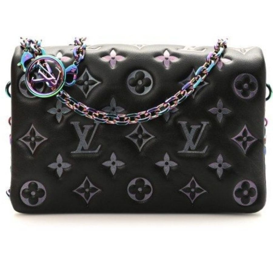 這款包包是路易威登(Louis Vuitton)Twist MM 系列,具有標誌性的LV旋轉鎖扣和Monogram圖案。從設計特徵和炫彩金屬鏈條來看,這款包可能是Twist MM Rainbow Hardware特別版,該系列以特殊的虹彩金屬鏈條和經典黑色Epi皮革聞名,並保留了品牌經典的奢華感與現代設計元素。-8