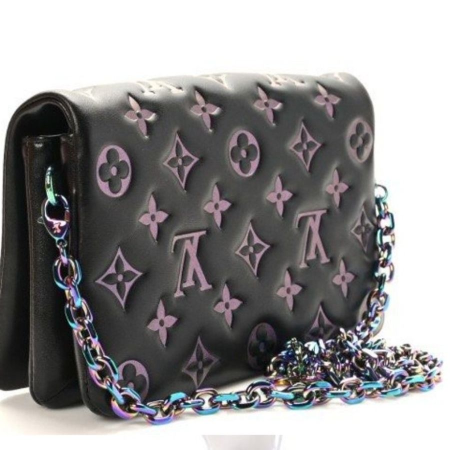 這款包包是路易威登(Louis Vuitton)Twist MM 系列,具有標誌性的LV旋轉鎖扣和Monogram圖案。從設計特徵和炫彩金屬鏈條來看,這款包可能是Twist MM Rainbow Hardware特別版,該系列以特殊的虹彩金屬鏈條和經典黑色Epi皮革聞名,並保留了品牌經典的奢華感與現代設計元素。-10