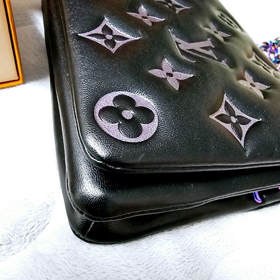這款包包是路易威登(Louis Vuitton)Twist MM 系列,具有標誌性的LV旋轉鎖扣和Monogram圖案。從設計特徵和炫彩金屬鏈條來看,這款包可能是Twist MM Rainbow Hardware特別版,該系列以特殊的虹彩金屬鏈條和經典黑色Epi皮革聞名,並保留了品牌經典的奢華感與現代設計元素。-12