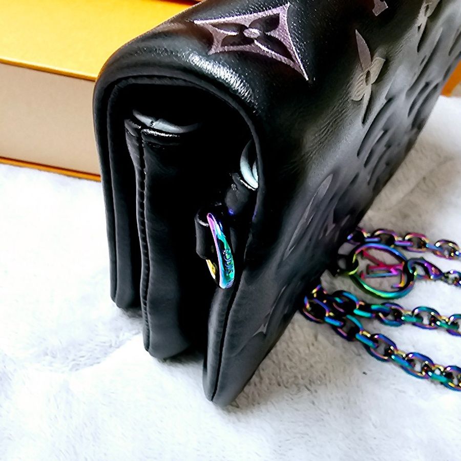 這款包包是路易威登(Louis Vuitton)Twist MM 系列,具有標誌性的LV旋轉鎖扣和Monogram圖案。從設計特徵和炫彩金屬鏈條來看,這款包可能是Twist MM Rainbow Hardware特別版,該系列以特殊的虹彩金屬鏈條和經典黑色Epi皮革聞名,並保留了品牌經典的奢華感與現代設計元素。-13