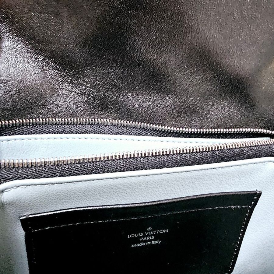 這款包包是路易威登(Louis Vuitton)Twist MM 系列,具有標誌性的LV旋轉鎖扣和Monogram圖案。從設計特徵和炫彩金屬鏈條來看,這款包可能是Twist MM Rainbow Hardware特別版,該系列以特殊的虹彩金屬鏈條和經典黑色Epi皮革聞名,並保留了品牌經典的奢華感與現代設計元素。-15