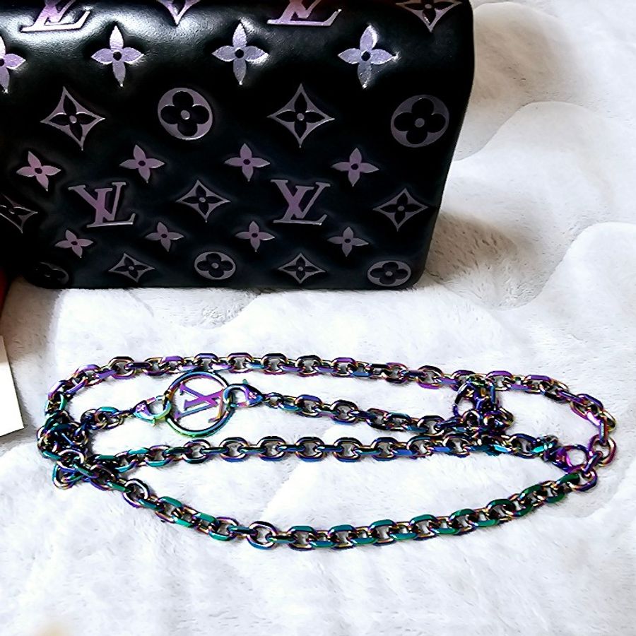這款包包是路易威登(Louis Vuitton)Twist MM 系列,具有標誌性的LV旋轉鎖扣和Monogram圖案。從設計特徵和炫彩金屬鏈條來看,這款包可能是Twist MM Rainbow Hardware特別版,該系列以特殊的虹彩金屬鏈條和經典黑色Epi皮革聞名,並保留了品牌經典的奢華感與現代設計元素。-18