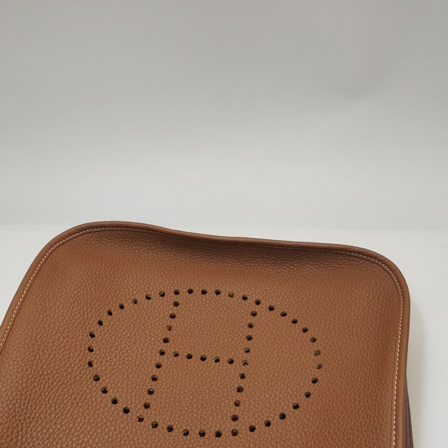 Hermes Evelyne29鏤空單肩包Clemence (TC) 牛皮銀扣37金棕B刻-11