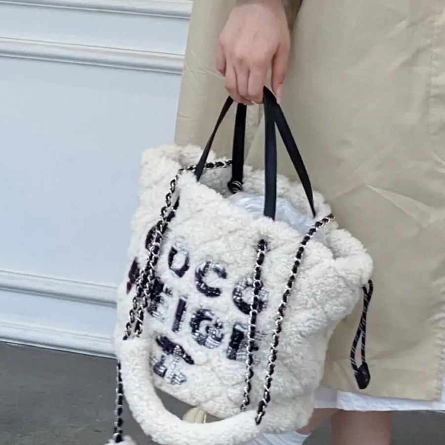 (極新全配🎁 膠膜未撕) Chanel Neige Mouton 限定款 台灣沒幾顆 毛毛托特包-42
