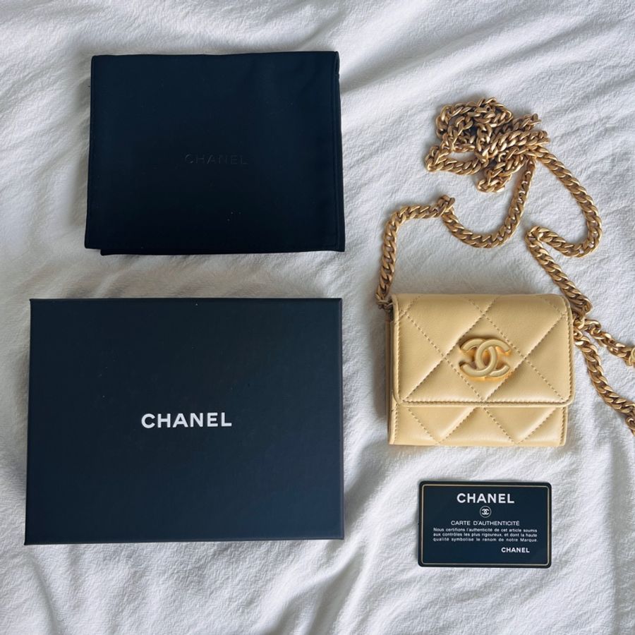 Chanel 琺瑯LOGO 小雞黃/鵝黃鏈帶短夾 可斜背-0