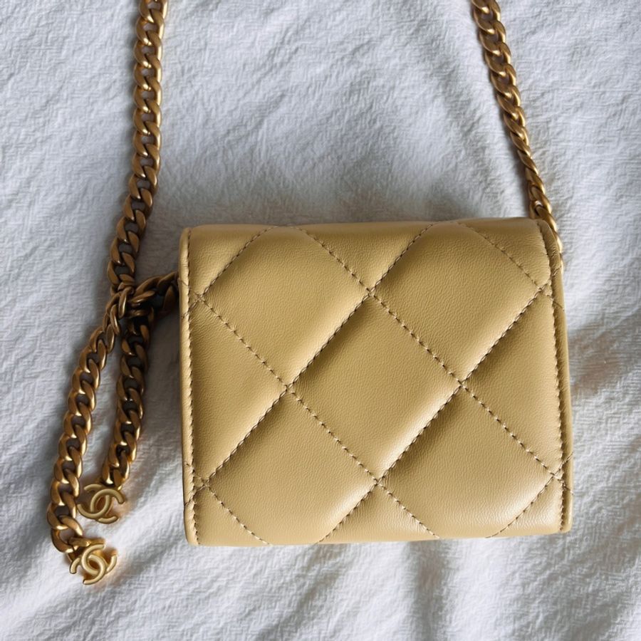 Chanel 琺瑯LOGO 小雞黃/鵝黃鏈帶短夾 可斜背-7