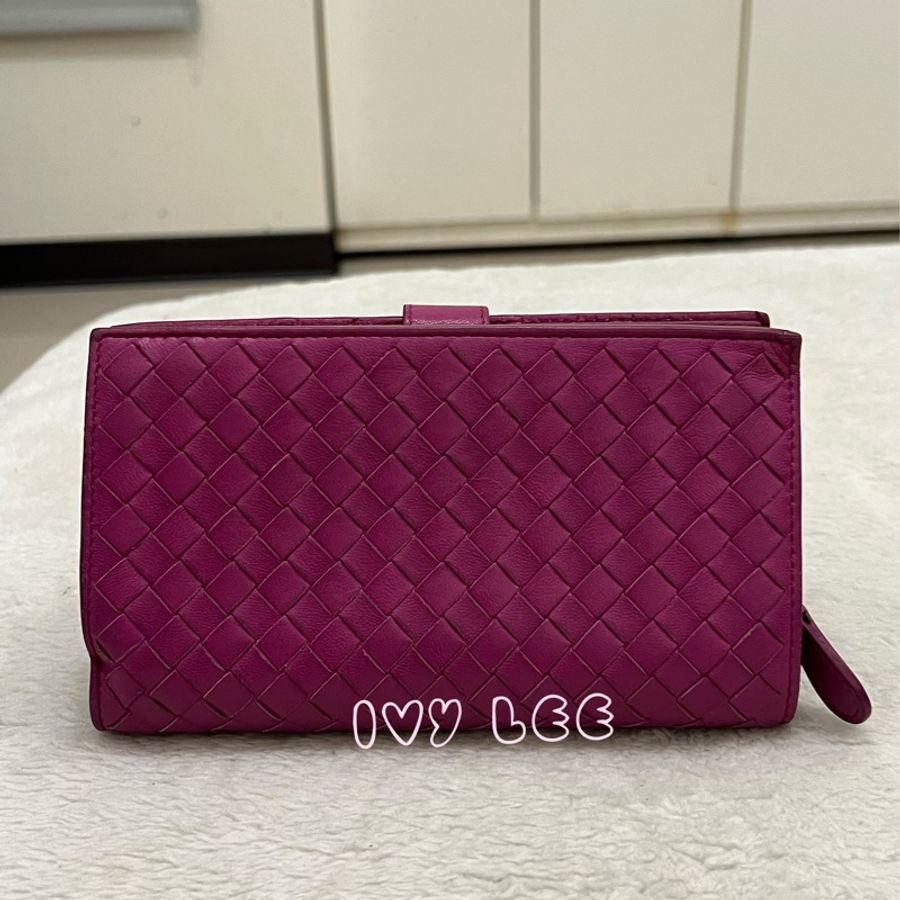 BOTTEGA VENETA經典編織設計 羊皮釦式 中夾 短夾 葡萄紫紅色 二手精品-1