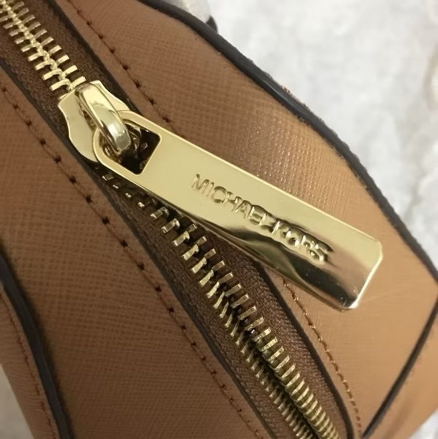 MICHAEL KORS Saffiano金牌波士頓包(全新)-12