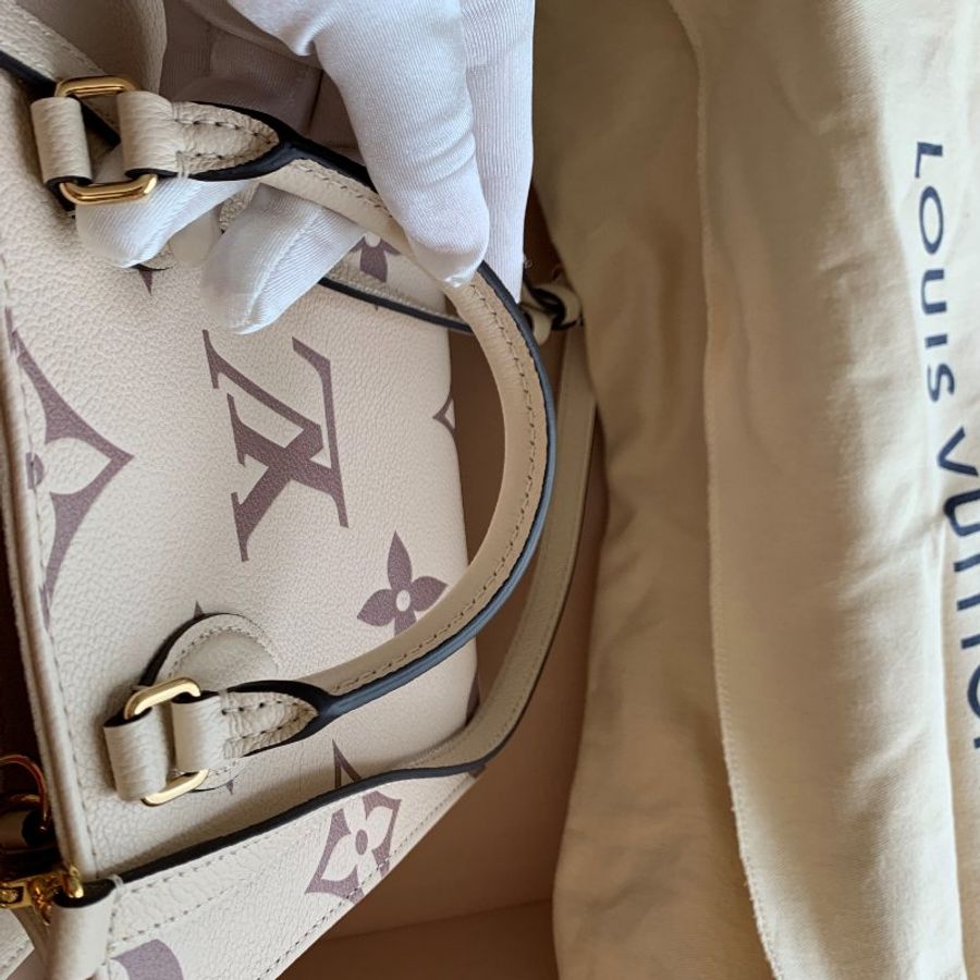Louis Vuitton LV OnTheGo PM 牛皮壓花手提肩背包 M45654 (象牙白)-23