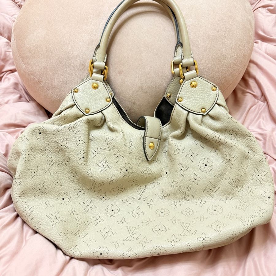 LV LOUIS VUITTON Mahina Monogram Hobo COQUILLE M93503 米白色 Light Beige Sand手提肩背兩用包 林志玲同款-1