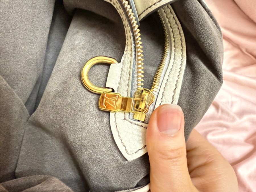 LV LOUIS VUITTON Mahina Monogram Hobo COQUILLE M93503 米白色 Light Beige Sand手提肩背兩用包 林志玲同款-14