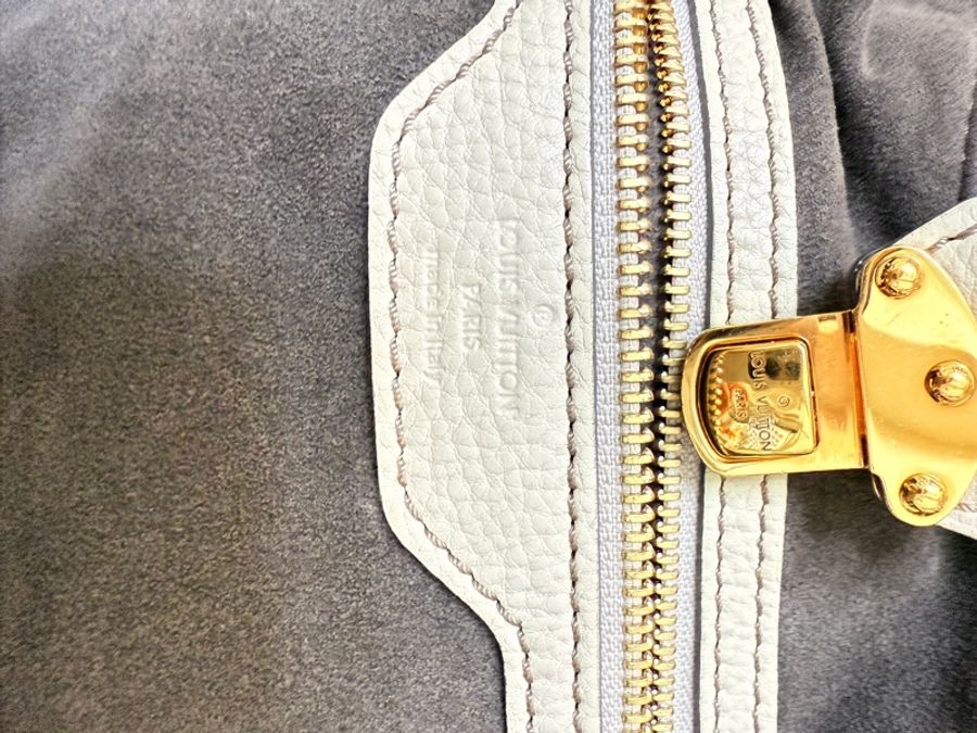 LV LOUIS VUITTON Mahina Monogram Hobo COQUILLE M93503 米白色 Light Beige Sand手提肩背兩用包 林志玲同款-16