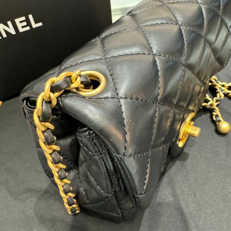 CHANEL Mini coco黑色羊皮金球斜背包-6