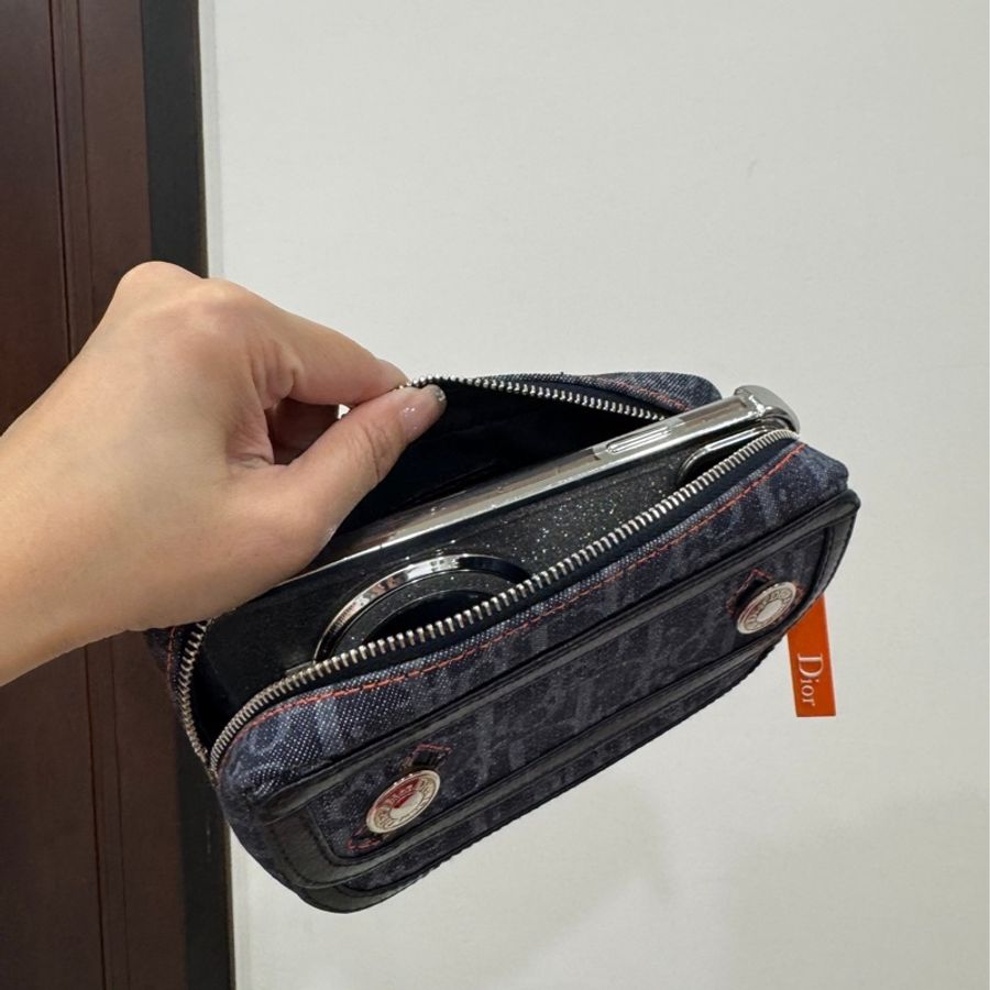 Dior 迪奧 字母LOGO 緹花布 牛仔 丹寧 帆布 手拿包 化妝包 零錢包 收納包 斜背包 肩背包 腰包 胸口包-9