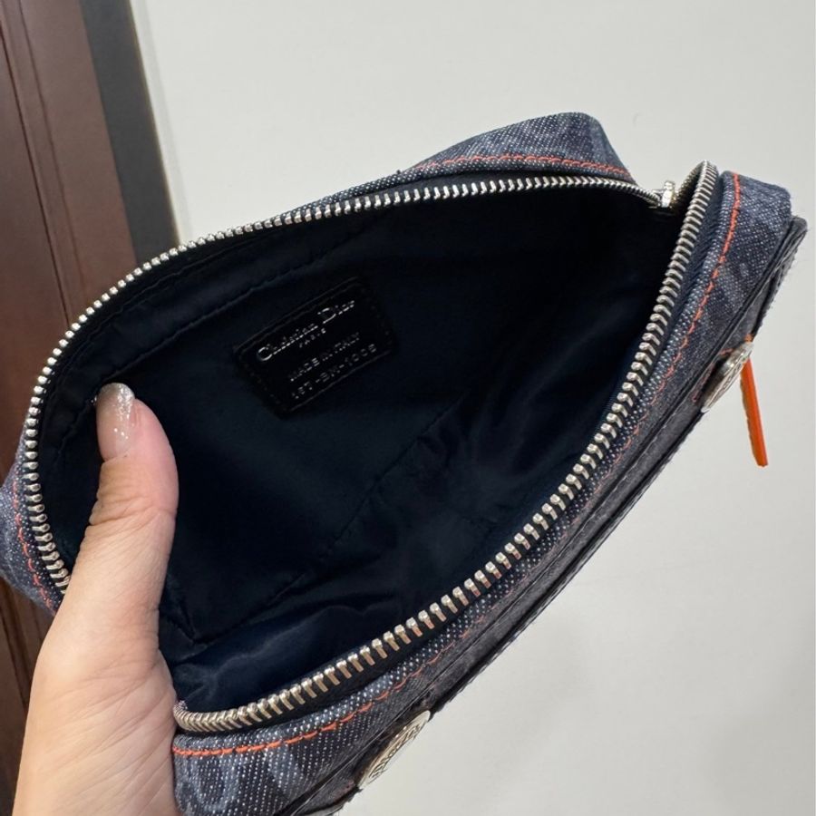 Dior 迪奧 字母LOGO 緹花布 牛仔 丹寧 帆布 手拿包 化妝包 零錢包 收納包 斜背包 肩背包 腰包 胸口包-12