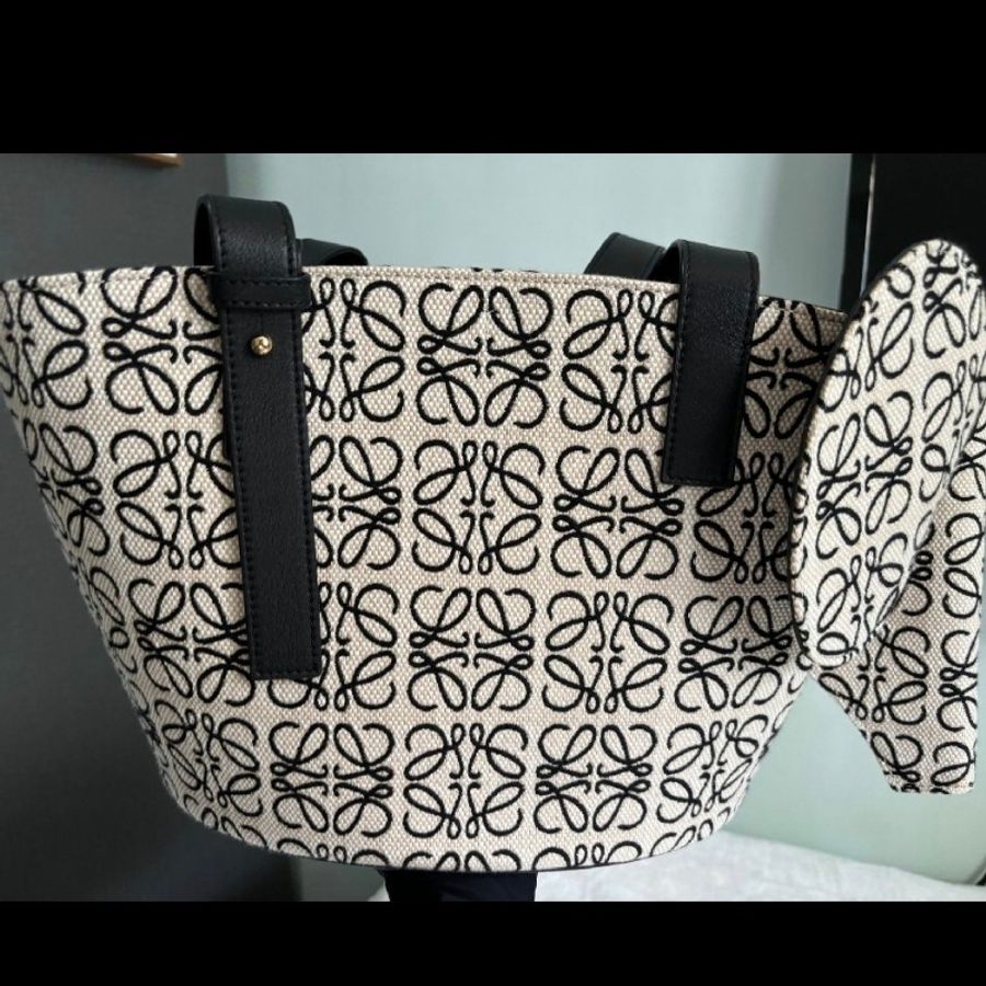 Loewe anagram 象袋-6
